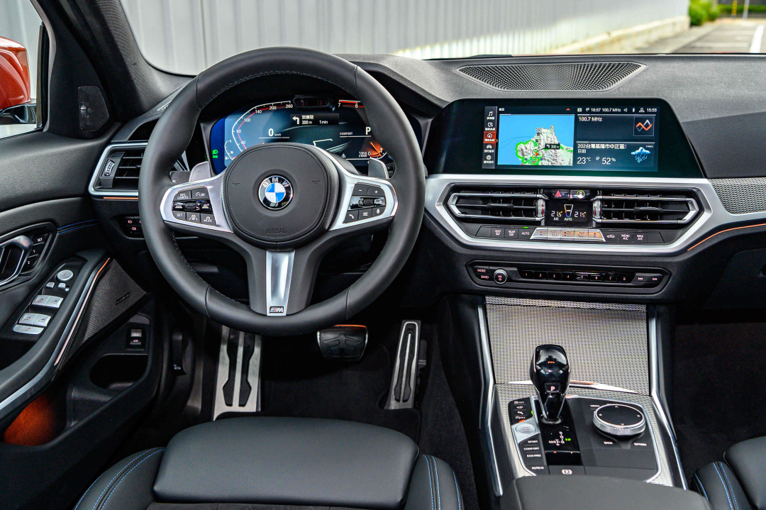 SMALL_[新聞照片二] 完美融合駕駛導向與智能科技，全新世代BMW 320i M Sport搭載前衛的BMW全數位虛擬座艙含智能衛星導航系統，並配備有史以來最進化的12.3吋虛擬數位儀錶及10.25吋中控觸控螢幕